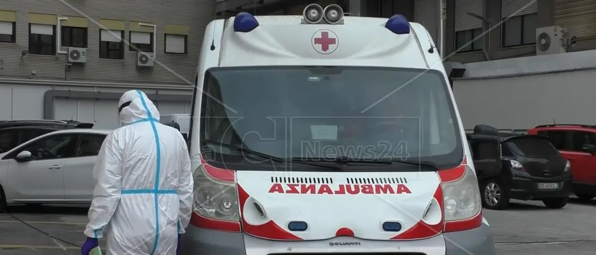 Catanzaro, niente indennità Covid ai sanitari convenzionati al 118: «Premialità solo agli assunti»