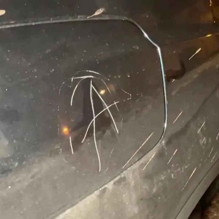 Vandali in azione a Corigliano Rossano, scritta anarchica incisa sull’auto dell’ex parlamentare Dima