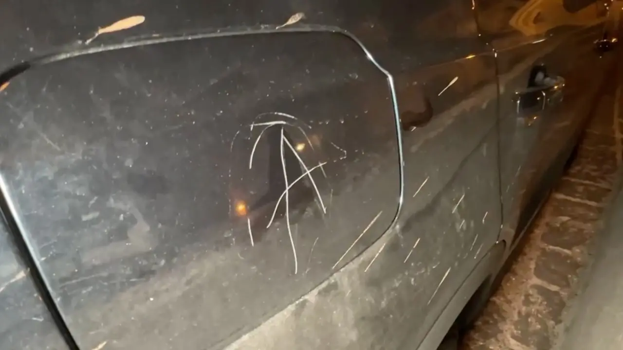 Vandali in azione a Corigliano Rossano, scritta anarchica incisa sull’auto dell’ex parlamentare Dima