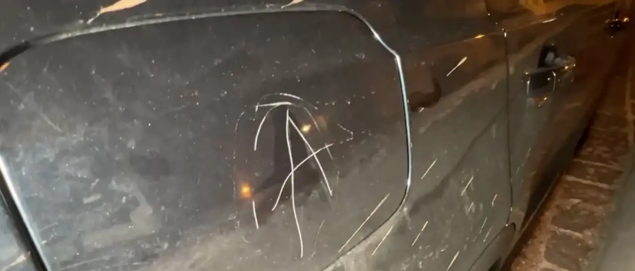 Vandali in azione a Corigliano Rossano, scritta anarchica incisa sull’auto dell’ex parlamentare Dima