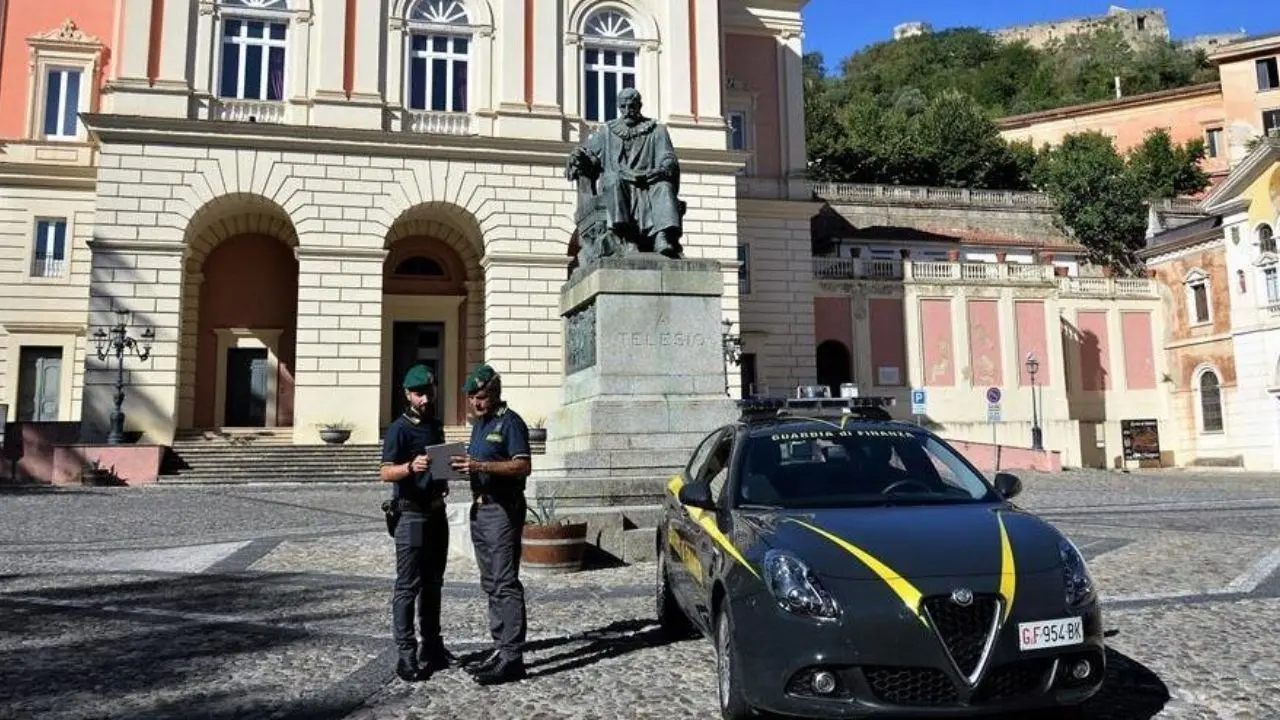 A Cosenza 300 docenti usavano il bonus-formazione per comprare quello che gli pareva: denunciato un imprenditore