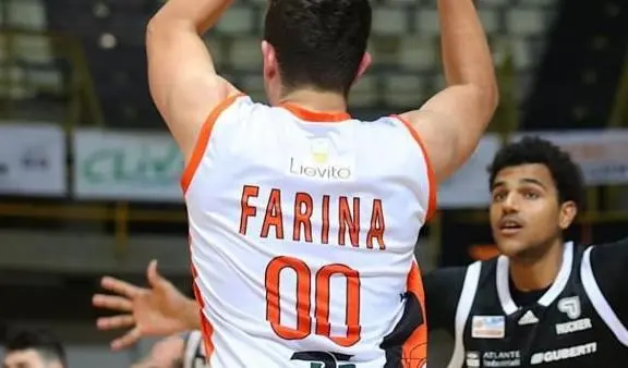 Si chiama Farina e ha il numero 00: la foto del giocatore della Viola Basket diventa virale