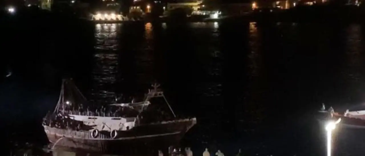 Migranti, 8 morti sul barcone soccorso a Lampedusa: neonato di 4 mesi deceduto per la fame e il freddo