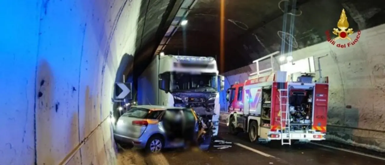 Incidente in galleria sulla A14, scontro tra un’auto e un tir: morti padre e due figli