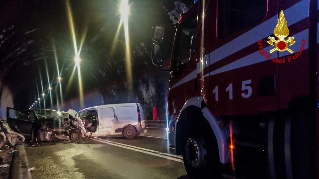 Incidente sulla statale 107, in gravi condizioni una delle persone coinvolte nello scontro tra un furgone e 2 auto