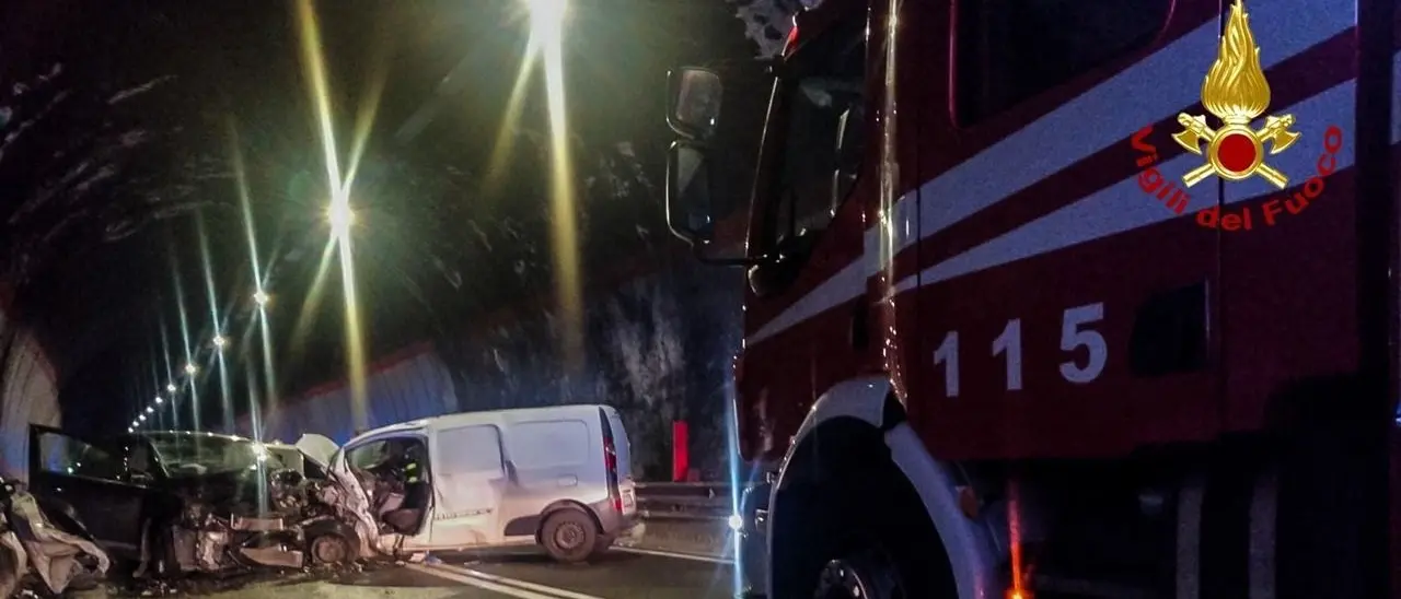 Incidente sulla statale 107, in gravi condizioni una delle persone coinvolte nello scontro tra un furgone e 2 auto