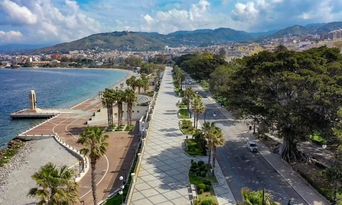 Forti raffiche di vento, chiuso il lungomare di Reggio Calabria e vietato il passeggio sul Corso