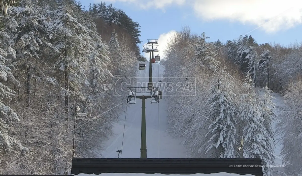 «Imbottigliati in auto o in fila alle piste, gestione assurda del turismo a Camigliatello»