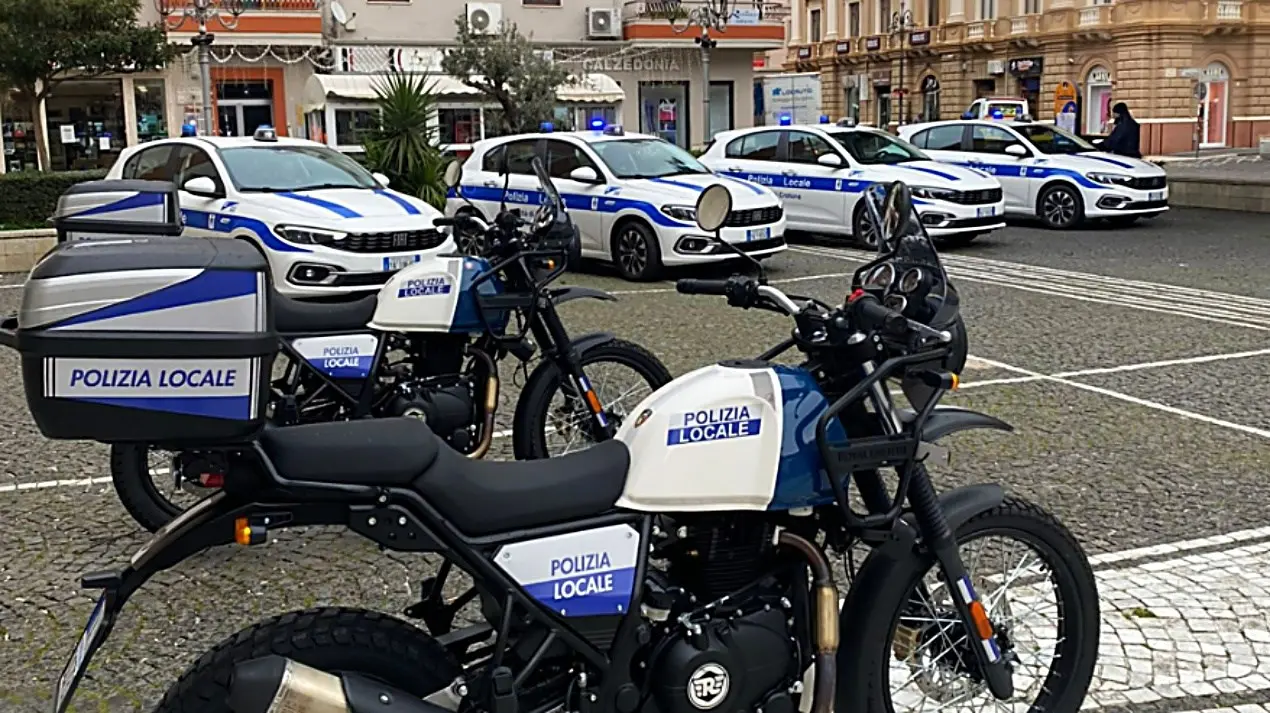 A Crotone 4 auto e 2 moto nuove per la polizia locale, il sindaco: «Puntiamo a ulteriori assunzioni»