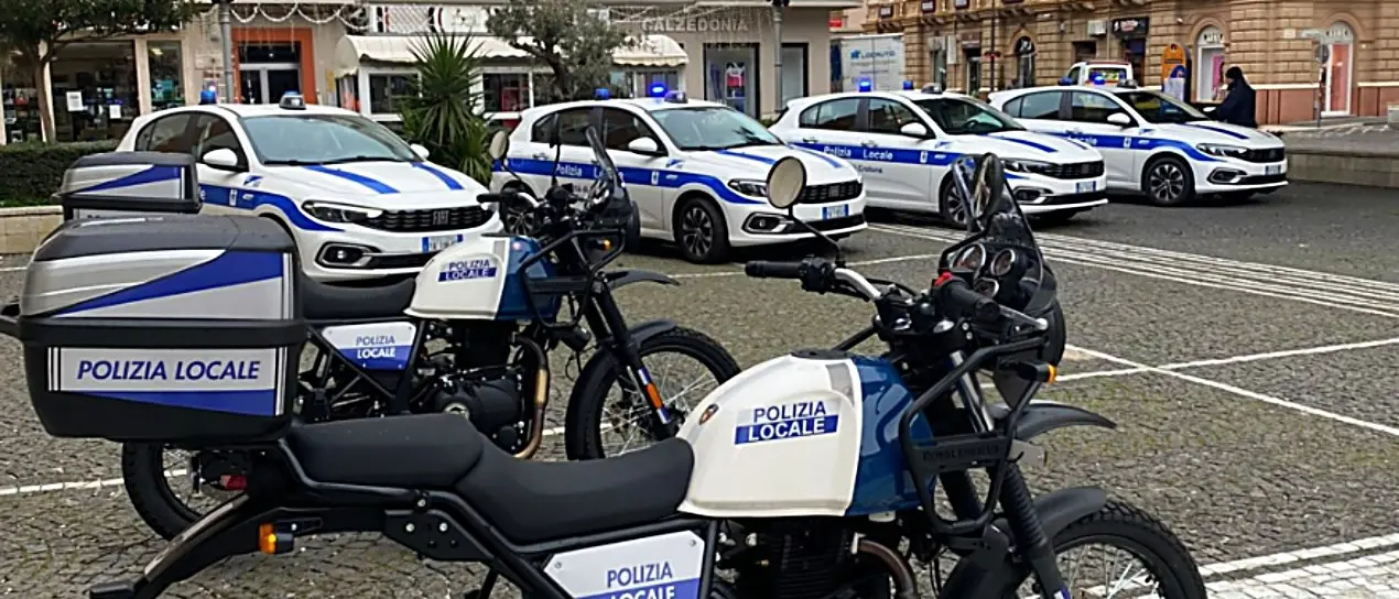 A Crotone 4 auto e 2 moto nuove per la polizia locale, il sindaco: «Puntiamo a ulteriori assunzioni»