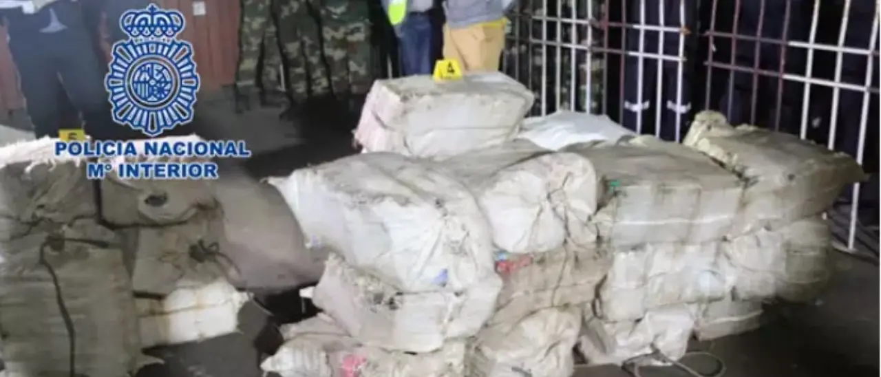 Sequestrati 805 chili di cocaina della ‘ndrangheta su un peschereccio nell’Atlantico: 2 arrestati legati ai clan