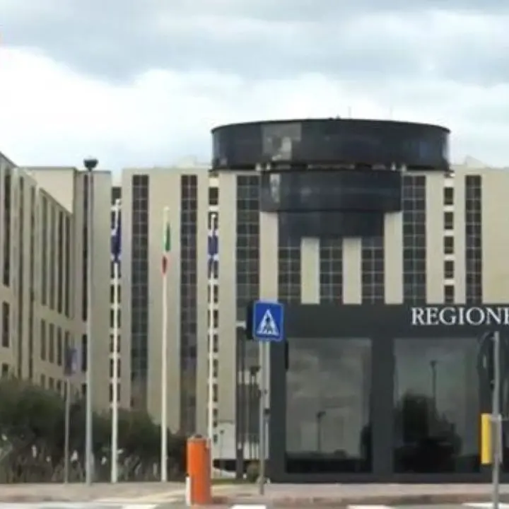 Mazzetta di 5mila euro al funzionario regionale per spingere la propria attività: in due finiscono ai domiciliari