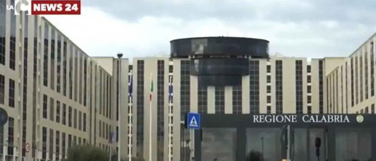 Mazzetta di 5mila euro al funzionario regionale per spingere la propria attività: in due finiscono ai domiciliari