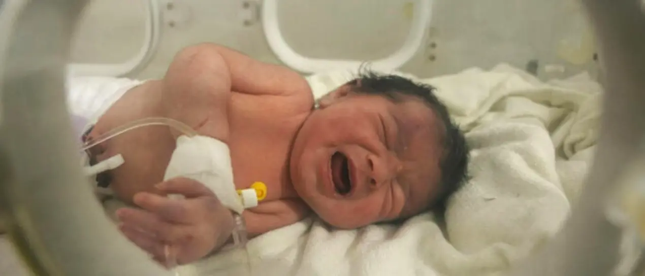 Neonata estratta viva dalle macerie: aveva ancora il cordone ombelicale attaccato alla madre morta