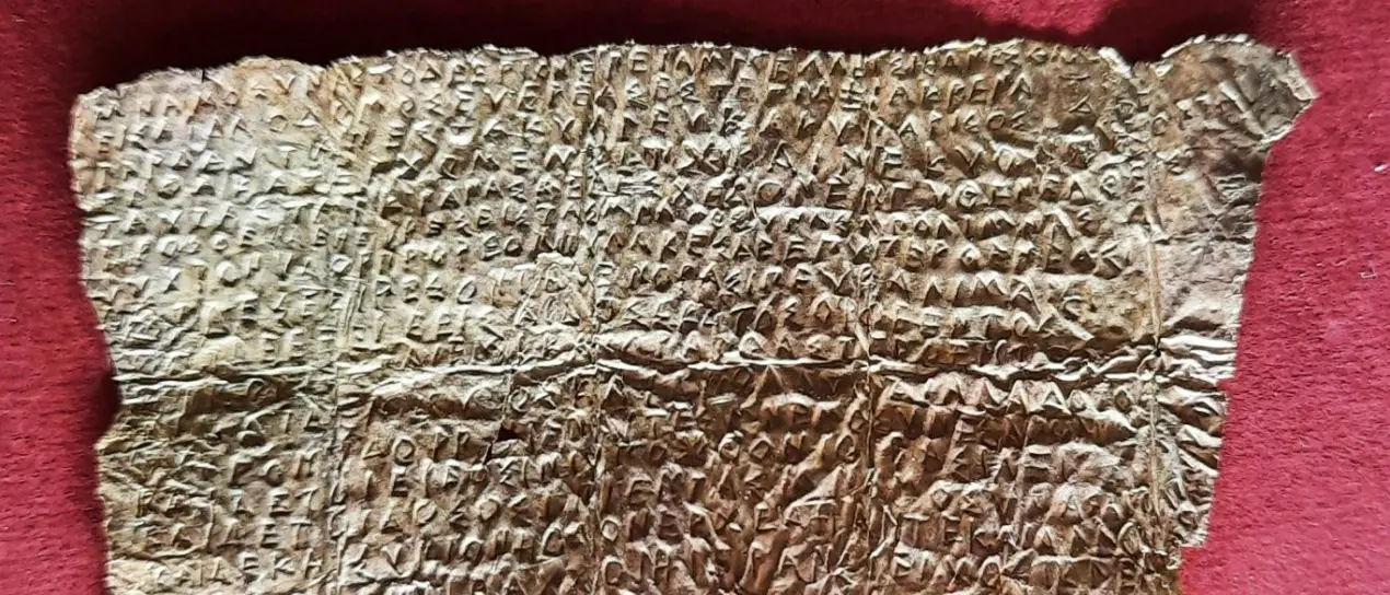 Istruzioni per l’Aldilà: i misteri e gli studi sulla Laminetta aurea dell’antica Hipponion