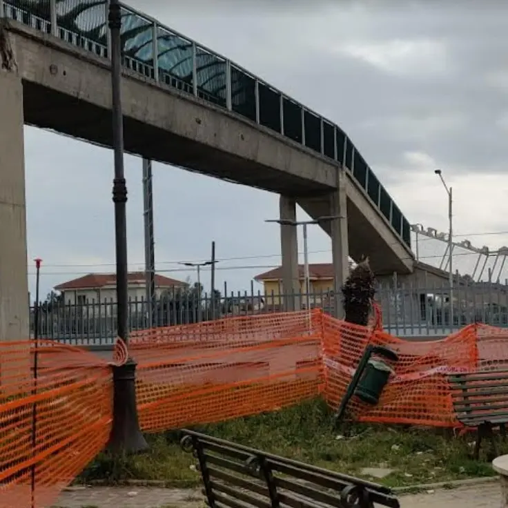 Cadono calcinacci da sovrappasso pedonale: strada chiusa a Botricello