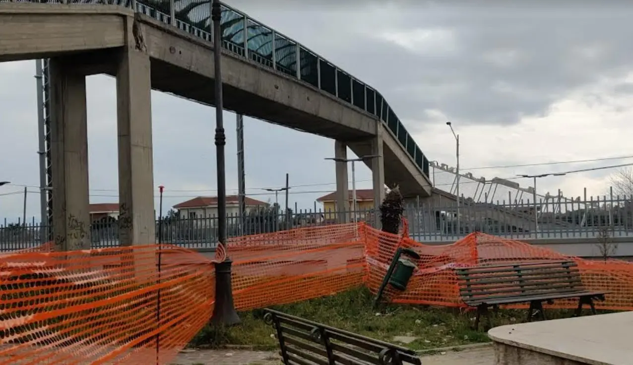 Cadono calcinacci da sovrappasso pedonale: strada chiusa a Botricello