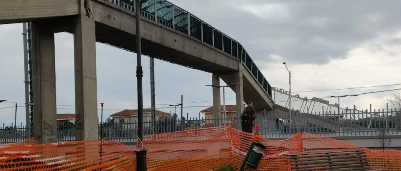 Cadono calcinacci da sovrappasso pedonale: strada chiusa a Botricello