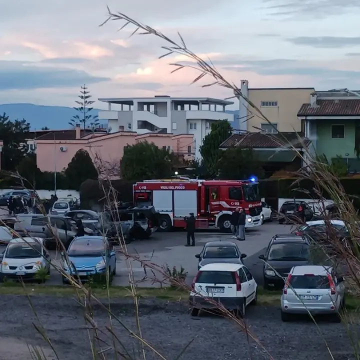 Catanzaro, sei auto distrutte dalle fiamme in località Giovino: arrestato un 27enne