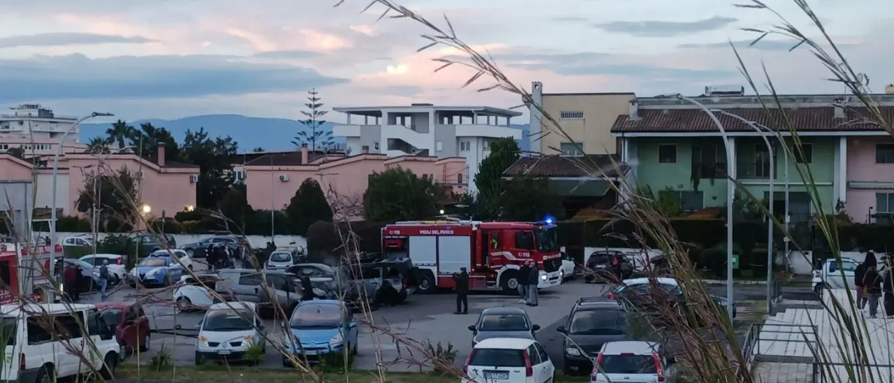 Catanzaro, sei auto distrutte dalle fiamme in località Giovino: arrestato un 27enne