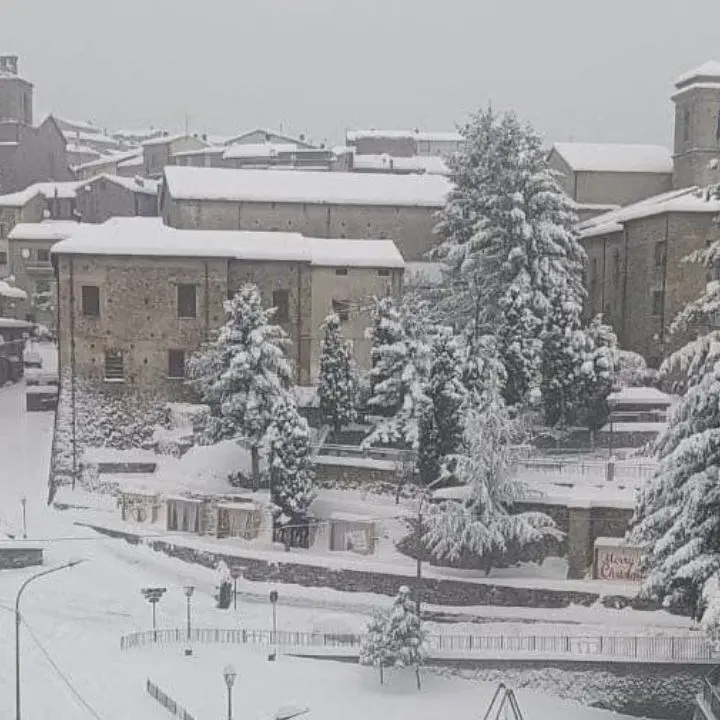 Neve, in Sila paesaggi fiabeschi ma anche disagi: scuole chiuse e piste di sci aperte