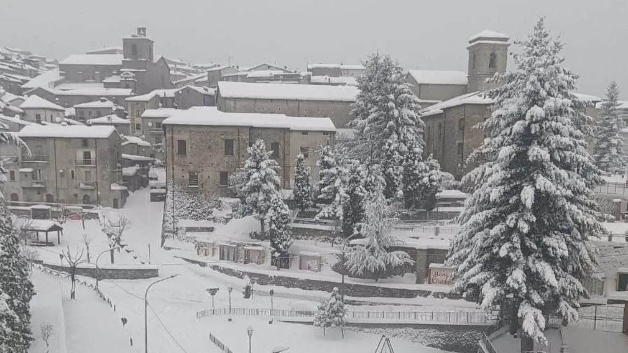 Neve, in Sila paesaggi fiabeschi ma anche disagi: scuole chiuse e piste di sci aperte