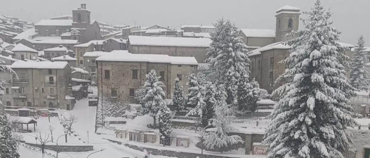 Neve, in Sila paesaggi fiabeschi ma anche disagi: scuole chiuse e piste di sci aperte
