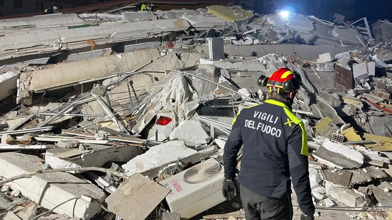 Terremoto Turchia e Siria, è una strage: oltre 16mila morti. Ma c’è ancora vita sotto le macerie: salvati dopo 70 ore madre e figlio