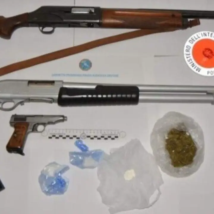 Detenzione e spaccio di droga, tre arresti a Crotone: in due beccati anche con armi clandestine