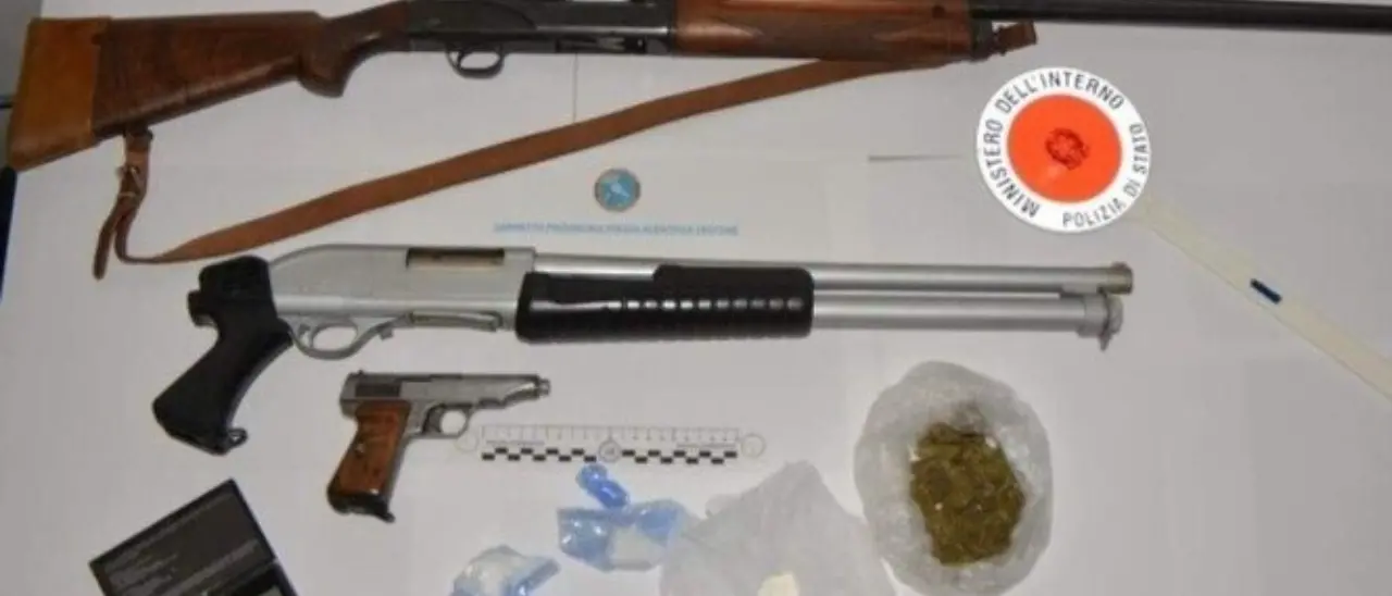 Detenzione e spaccio di droga, tre arresti a Crotone: in due beccati anche con armi clandestine