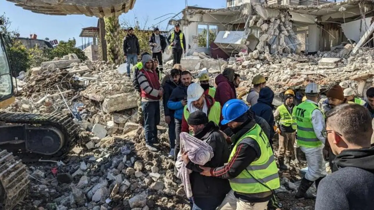 Terremoto Turchia e Siria, oltre 21.000 morti: ancora salvataggi miracolosi. Nessuna notizia su italiano disperso