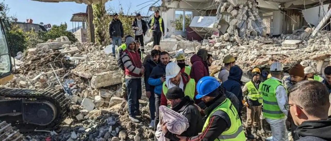 Terremoto Turchia e Siria, oltre 21.000 morti: ancora salvataggi miracolosi. Nessuna notizia su italiano disperso
