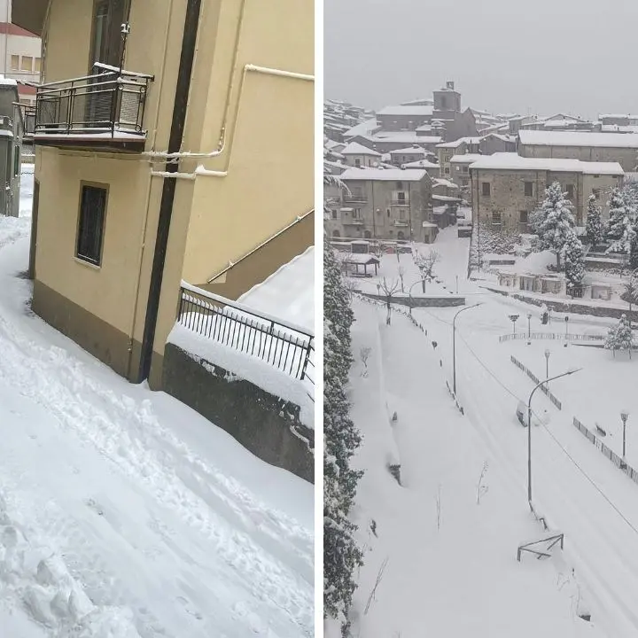 San Giovanni in Fiore sommersa dalla neve, in Calabria ancora fiocchi e forti raffiche di vento: le previsioni