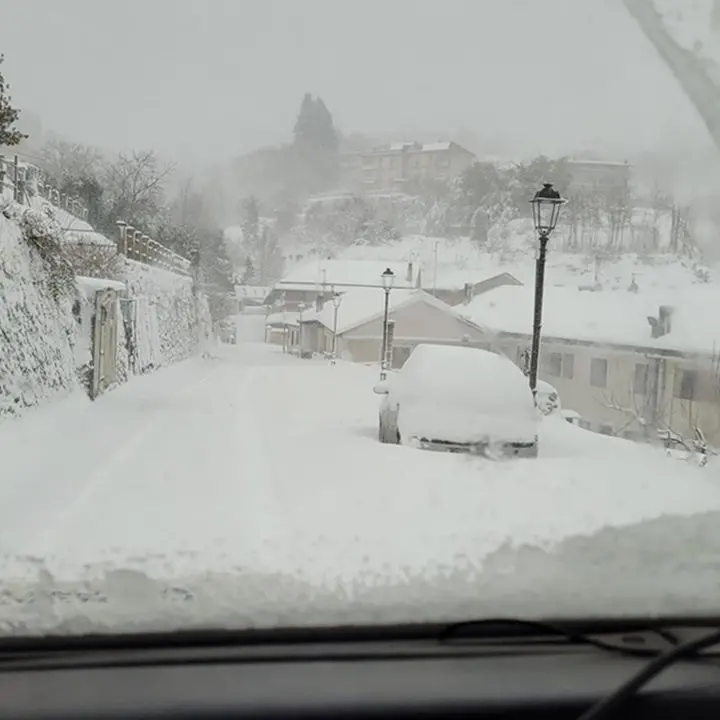 Neve sulle Serre vibonesi, paesaggi da fiaba ma tanti disagi sulle strade e scuole chiuse