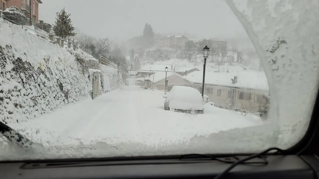 Neve sulle Serre vibonesi, paesaggi da fiaba ma tanti disagi sulle strade e scuole chiuse