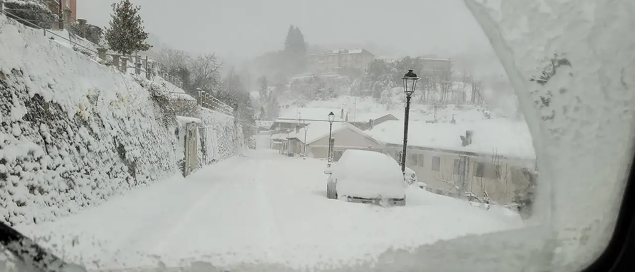Neve sulle Serre vibonesi, paesaggi da fiaba ma tanti disagi sulle strade e scuole chiuse