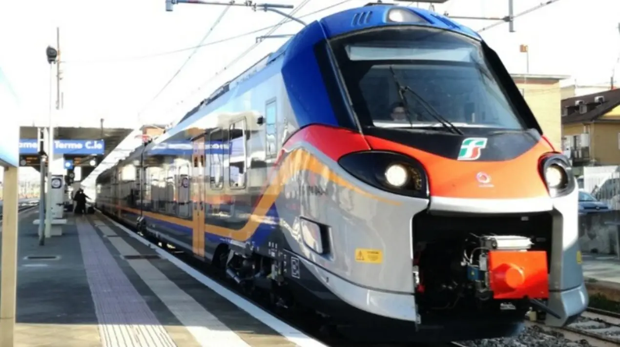 Consegnato alla Calabria un nuovo treno ecologico Pop: entro il 2024 i convogli in circolazione saranno 14