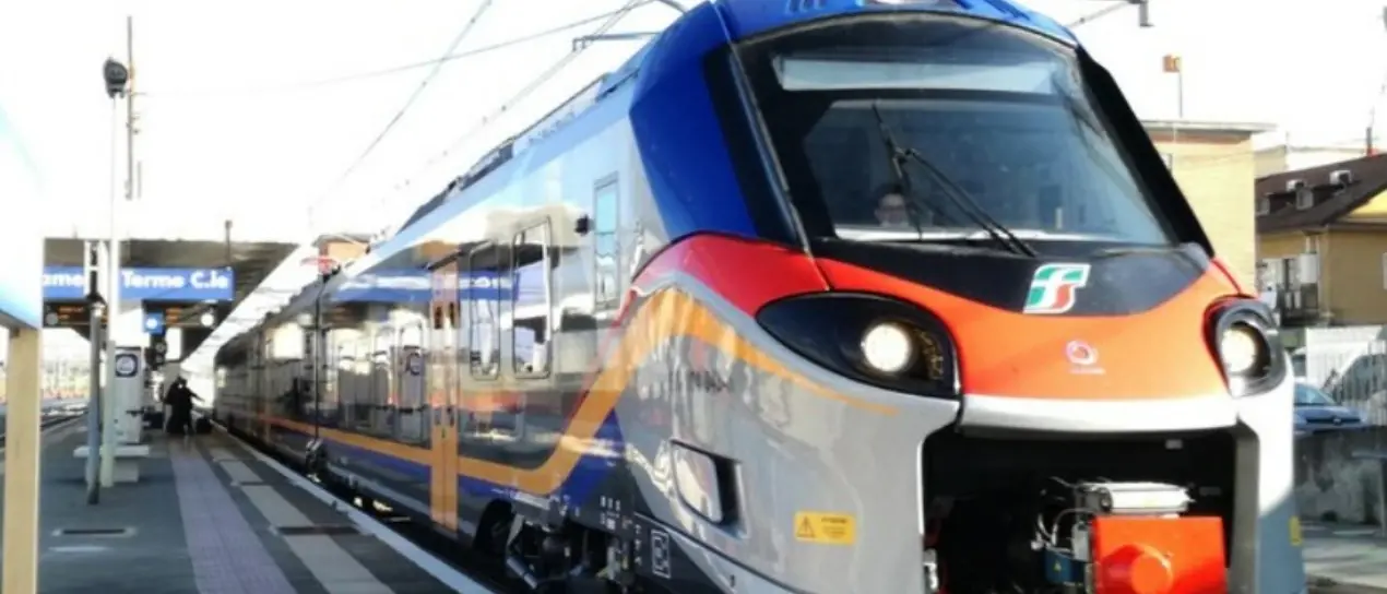 Consegnato alla Calabria un nuovo treno ecologico Pop: entro il 2024 i convogli in circolazione saranno 14
