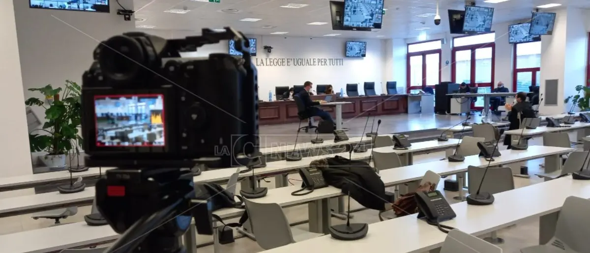 Il processo in Appello si apre con la richiesta di ricusazione di un giudice, i difensori degli imputati: «È incompatibile»