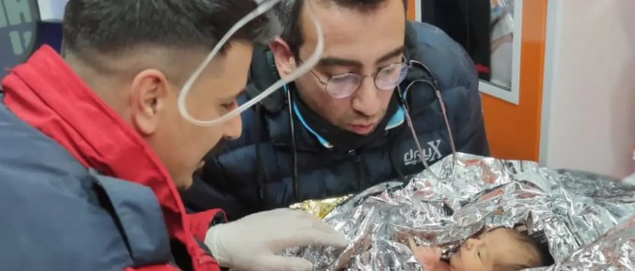 Terremoto in Turchia, neonato di 10 giorni estratto vivo dalle macerie quattro giorni dopo il sisma