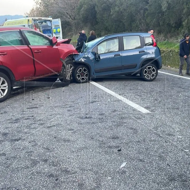 Tragico incidente sulla 107 nel Crotonese: un morto e 3 feriti tra cui un bambino rimasto incastrato tra le lamiere