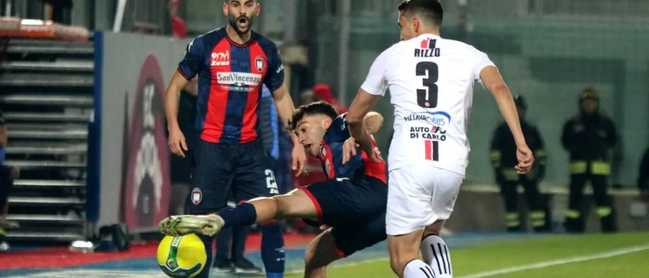 Il Crotone si salva nel finale: allo Scida contro il Foggia finisce 1-1