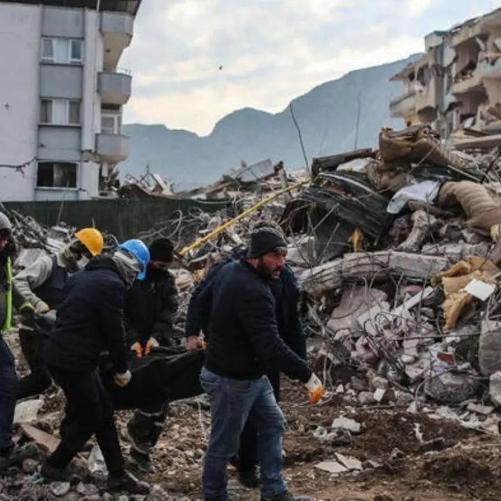 Turchia, arrestati più di cento costruttori di edifici crollati nel terremoto. L’Onu: i morti potrebbero essere 50mila