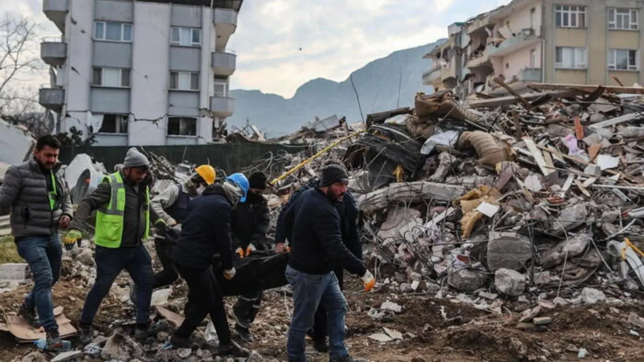 Turchia, arrestati più di cento costruttori di edifici crollati nel terremoto. L’Onu: i morti potrebbero essere 50mila