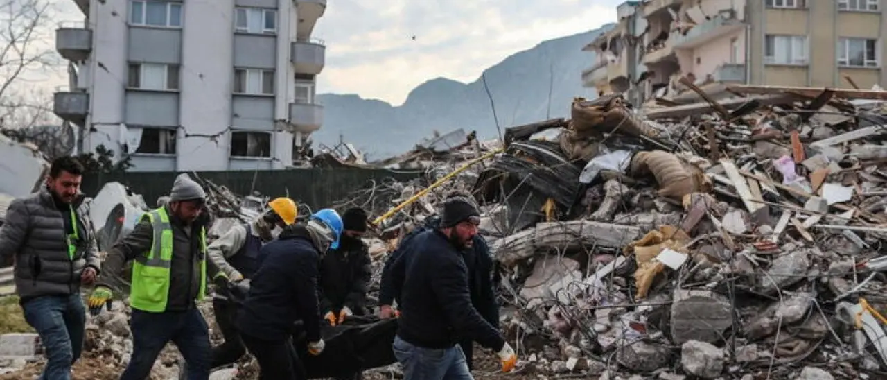 Turchia, arrestati più di cento costruttori di edifici crollati nel terremoto. L’Onu: i morti potrebbero essere 50mila