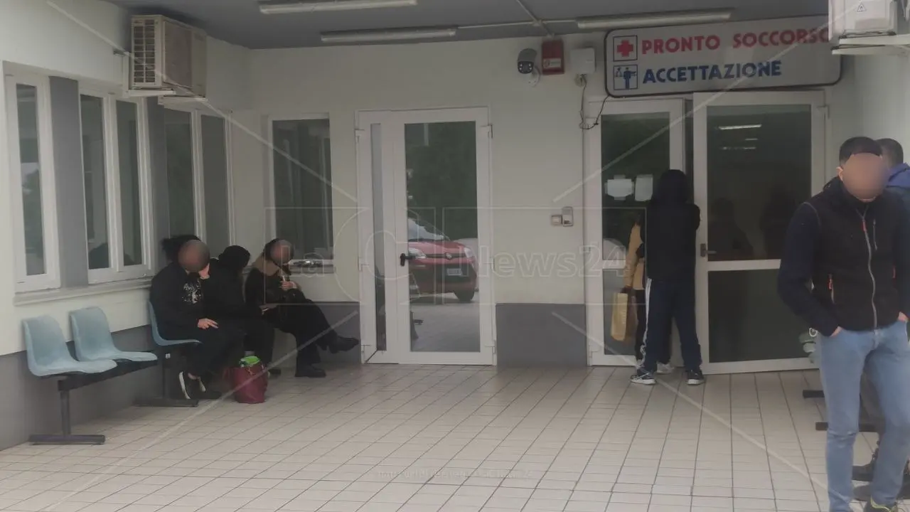 Al pronto soccorso di Tropea è meglio andare… in salute: niente sala d’attesa, pazienti in fila all’aperto