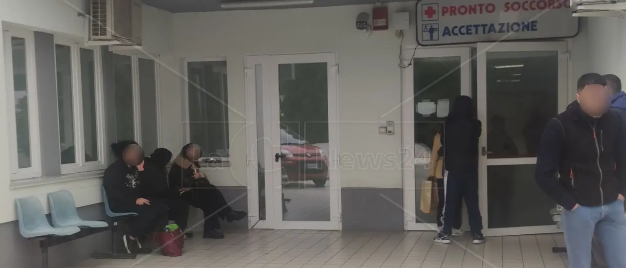 Al pronto soccorso di Tropea è meglio andare… in salute: niente sala d’attesa, pazienti in fila all’aperto