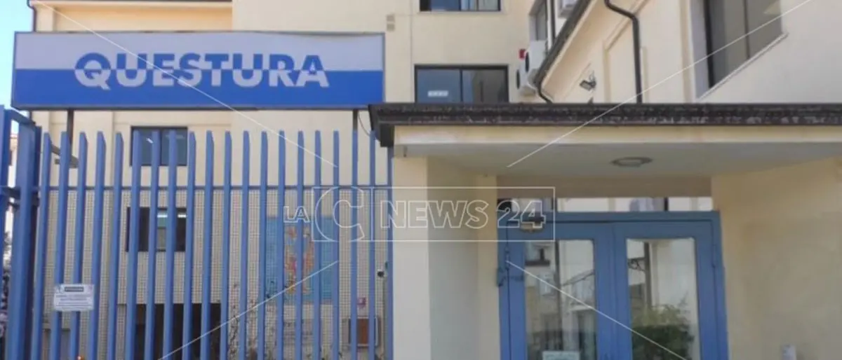 Crotone, minorenne tra i clienti di una sala scommesse e slot machine fuori legge: controlli e sanzioni della polizia