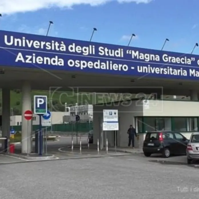 Era in malattia come operatrice sanitaria ma non per la scuola dove insegnava, 3 indagati a Catanzaro