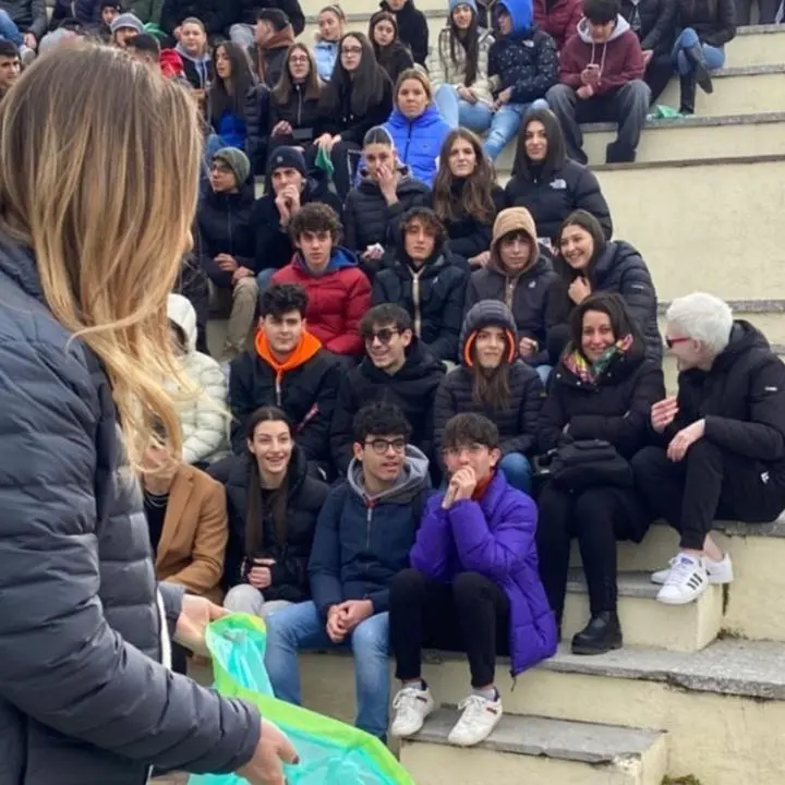 Lady Inzaghi: «Ho pulito il lungomare di Reggio Calabria con 1.500 ragazzi e dal Comune neanche un grazie»